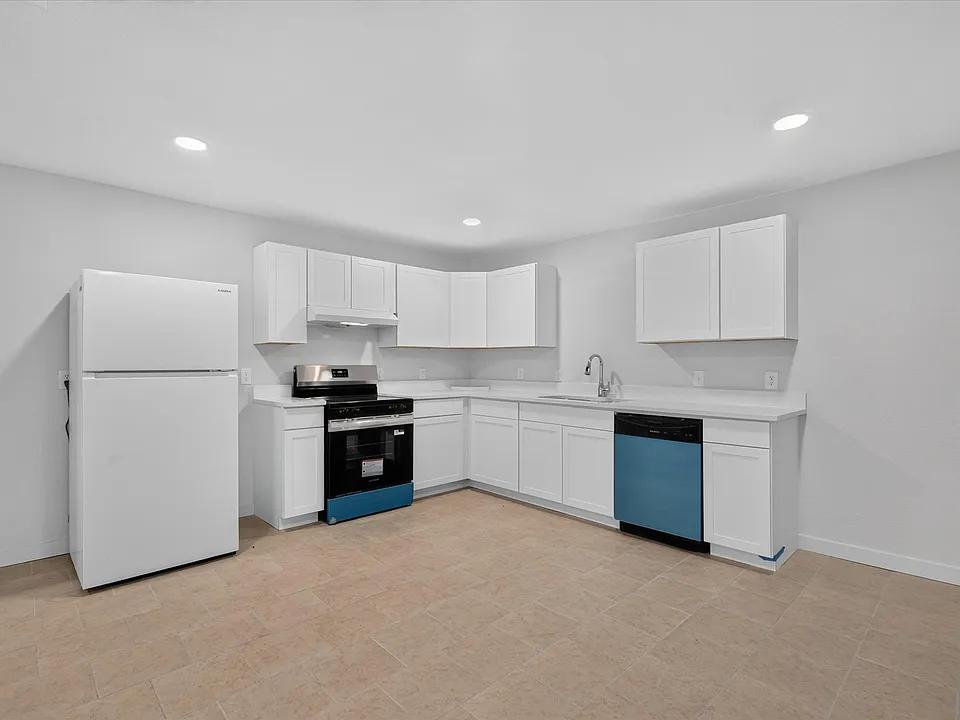 537 NW King St
