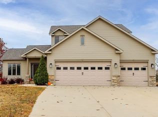 300 Pebble Creek Dr, Mankato, MN 56001