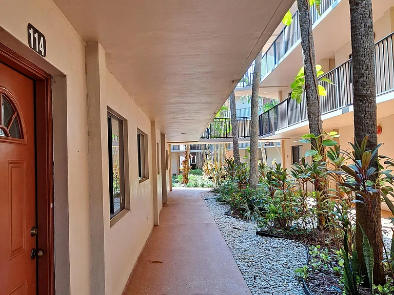 5250 Las Verdes Cir #114 — Photo 23