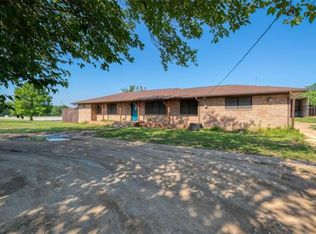 1055 N Main St, Springtown, TX 76082