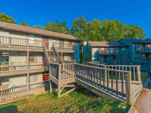 9245 S Pointe Retreat Dr, Bloomington, IN 47401