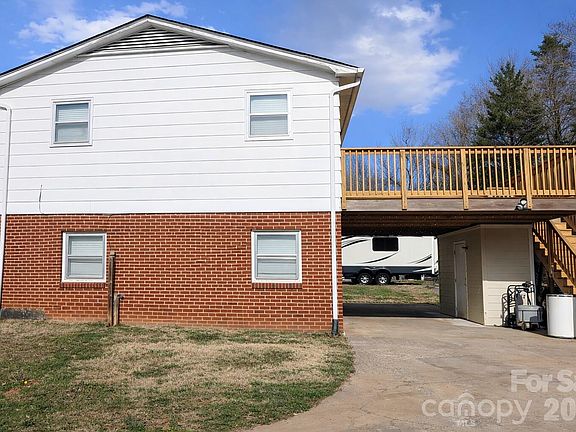 3rd image of 1312 Oak Hill Dr