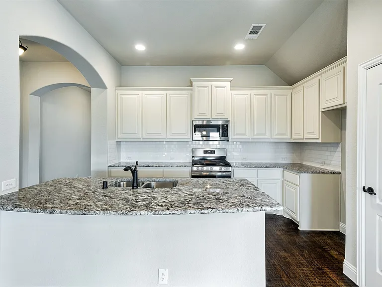 6026 Priory Dr — Photo 6