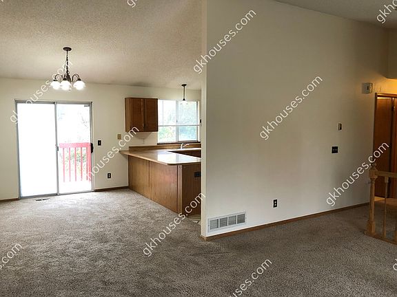 4th image of 389 Eisenhower Dr #389