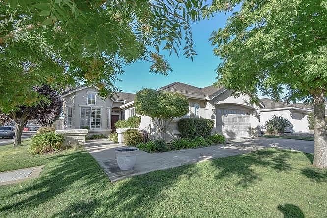 1st image of 2595 Paradise Dr