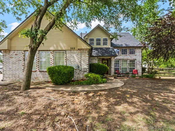 209 Castle Creek Dr, Sapulpa, OK 74066