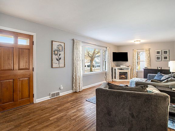 4th image of 215 East Dr