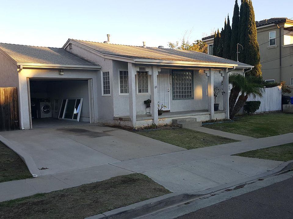 Three Bedroom 2 bath, 1 car garage with 2 spaces in the driveway. Huge Back yard!