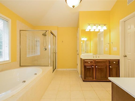 5th image of 121 Keswick Manor Dr