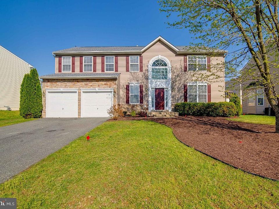 1st image of 8 Pinehurst Ln