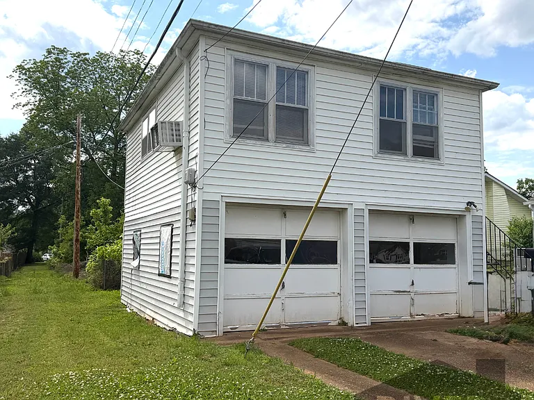 405 N East St — Photo 2