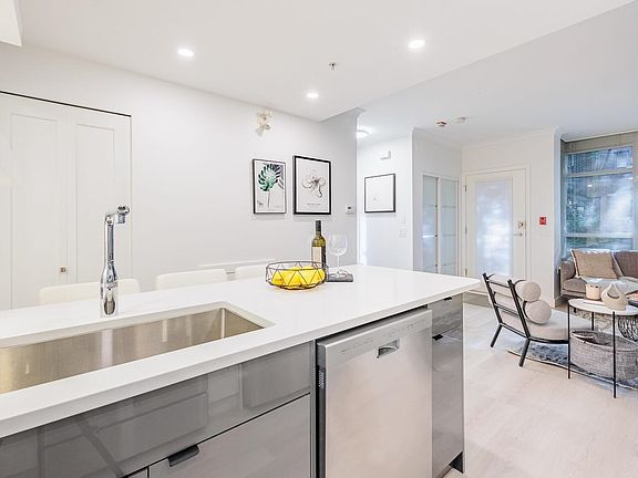 3rd image of 1068 Hornby St #100
