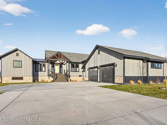 2nd image of 623 Royal Elk Cir