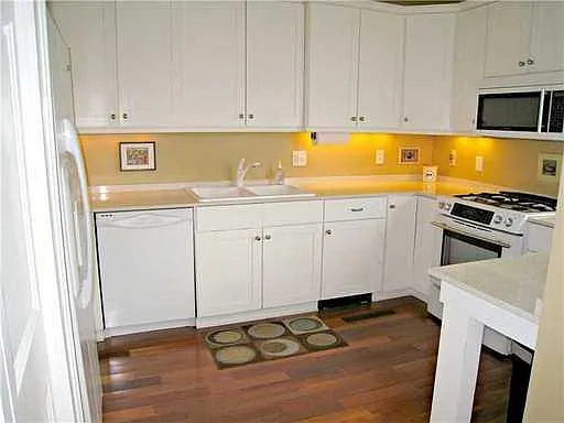 3 bed, 2.5 bath, 2200 sqft, $2,926 — Photo 3