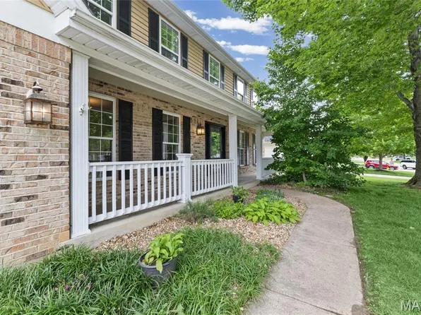 360 Huntleigh Manor Dr, Saint Charles, MO 63303