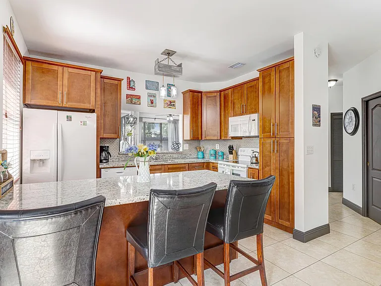 16082 SW 68th Ter — Photo 5