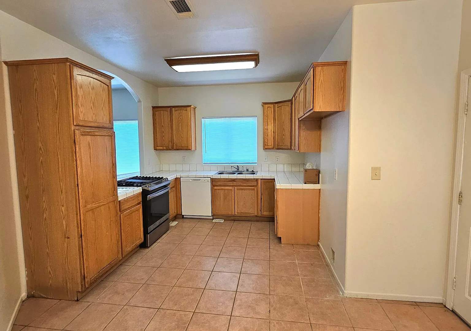 Charming Single-Family Home in Prime Location! — Photo 4