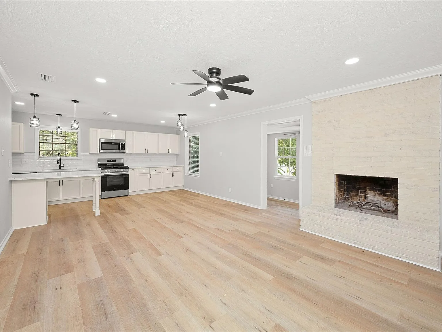 3 bed, 2.0 bath, 1317 sqft, $2,100 — Photo 2