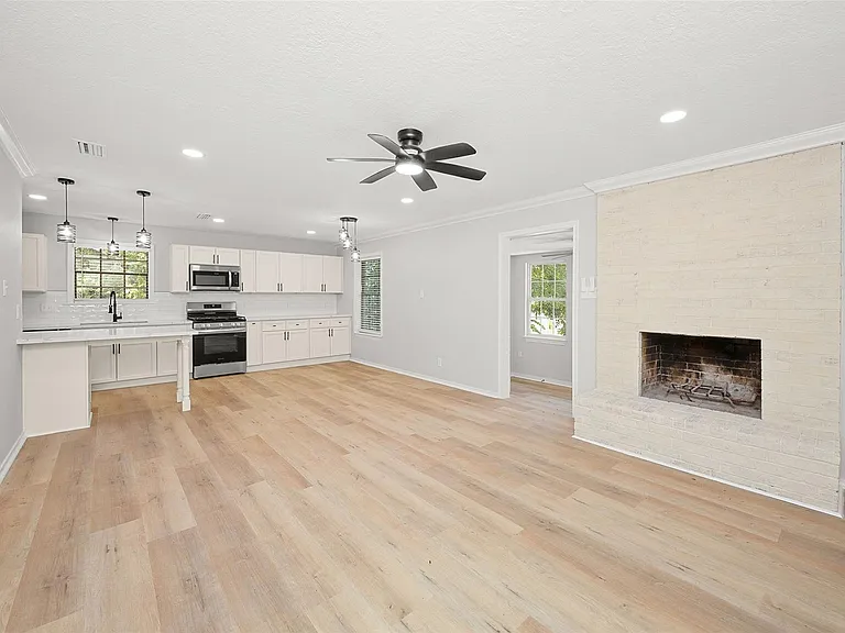 1803 S Park St — Photo 2