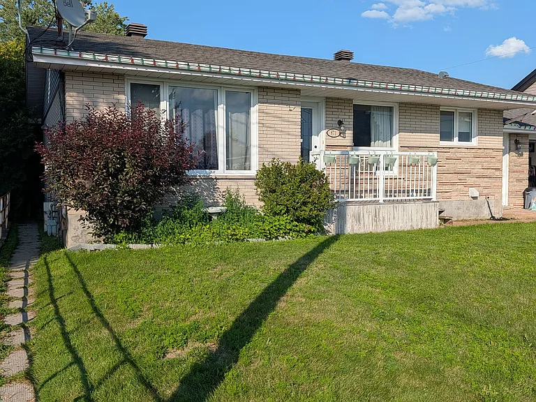871 Saint Jacques St #B — Photo 2