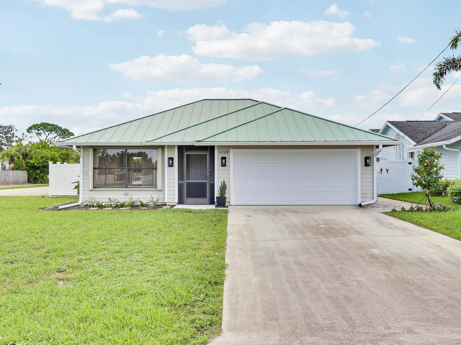 3 bed, 2.0 bath, 1390 sqft, $5,000 — Photo 2