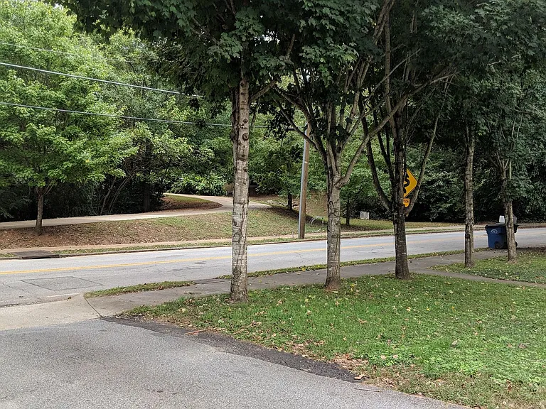 Maple Place Apartments — Photo 24