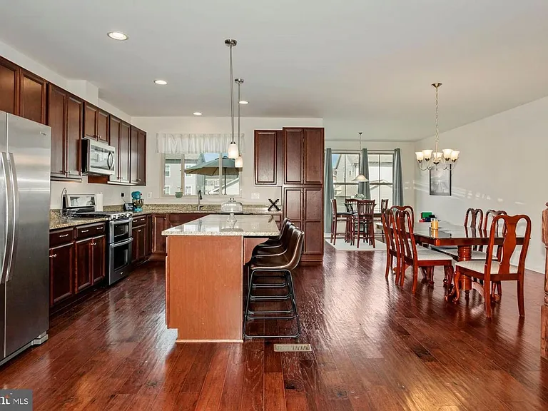 944 Basswood Dr — Photo 5
