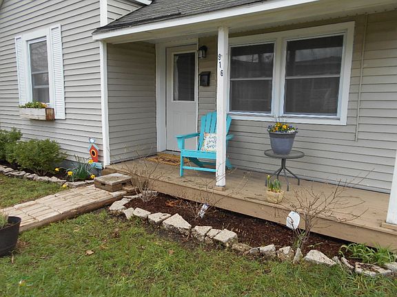 2nd image of 916 Elliott St