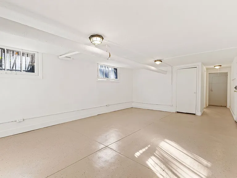 Essex Apartments — Photo 11