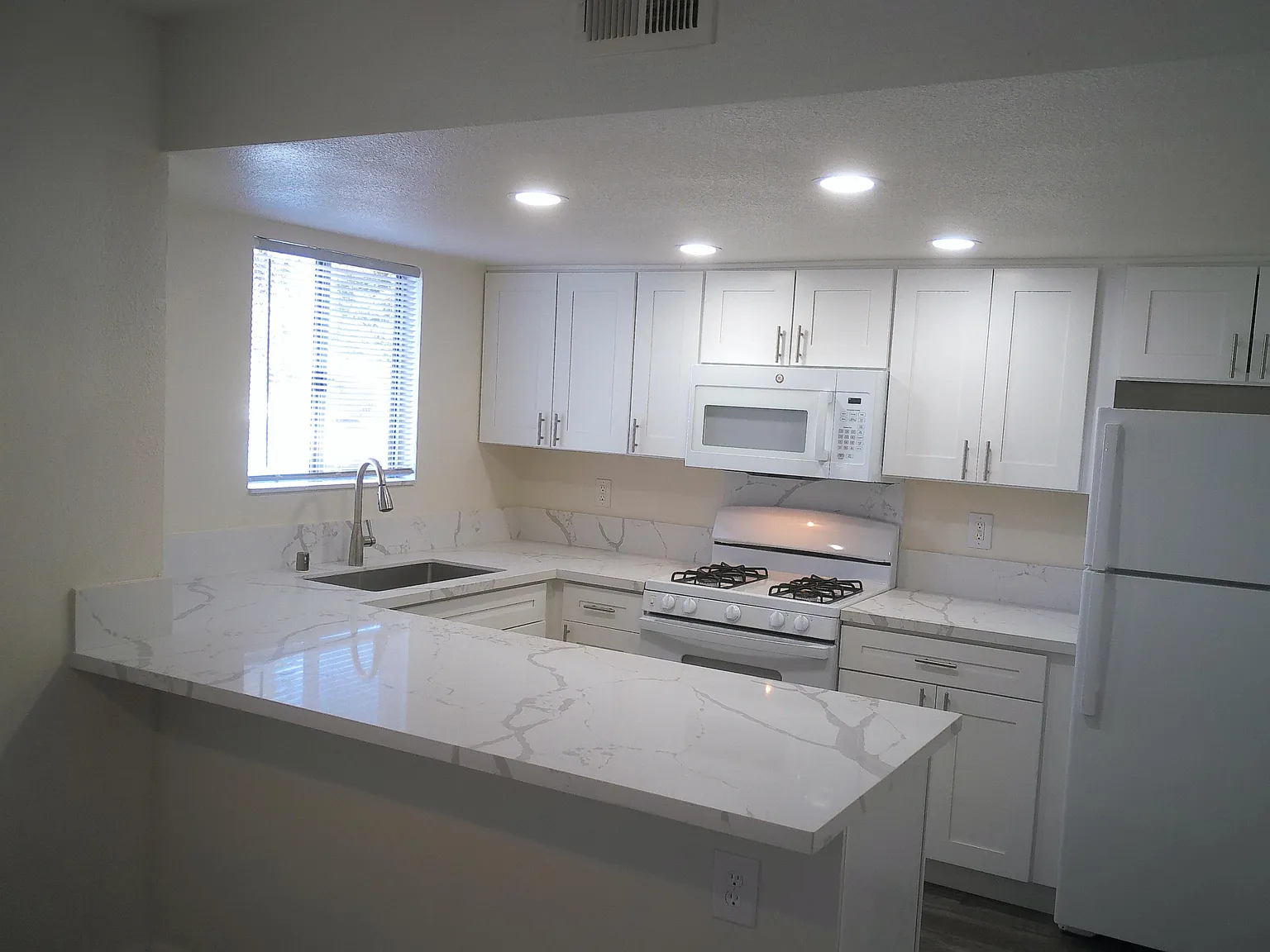 2 bed, 863 sqft, $2,600 — Photo 3