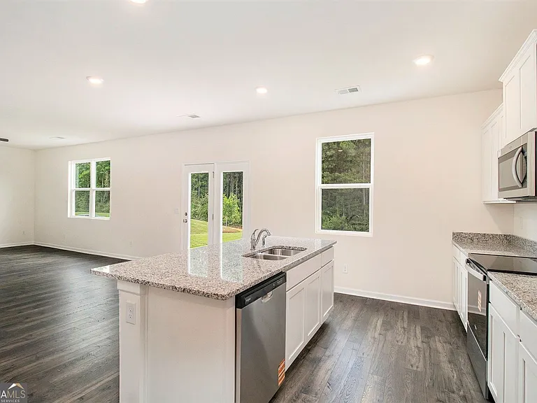 568 Whitman Ln — Photo 11