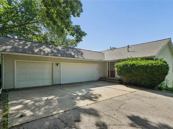 3009 Harvest Hill Rd SW, Cedar Rapids, IA 52404