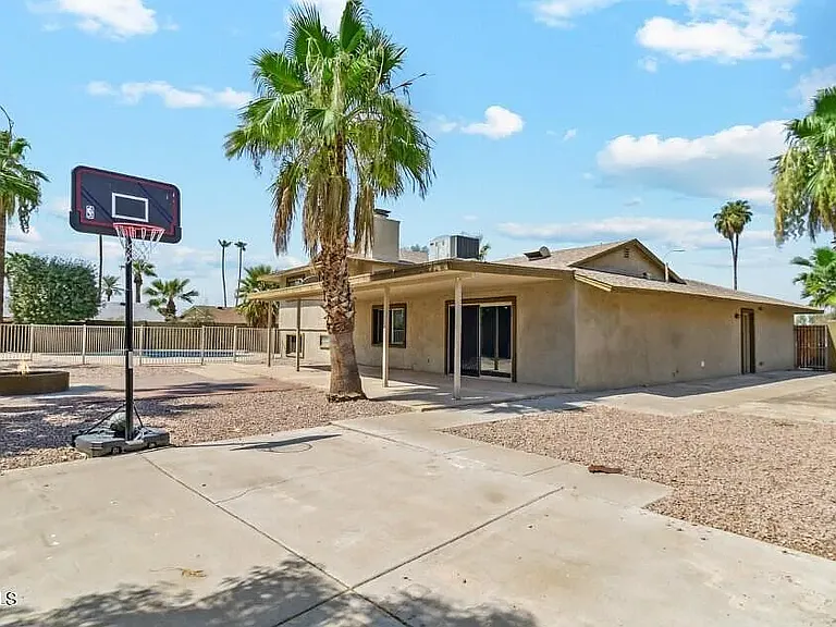 1737 E Manhatton Dr — Photo 2