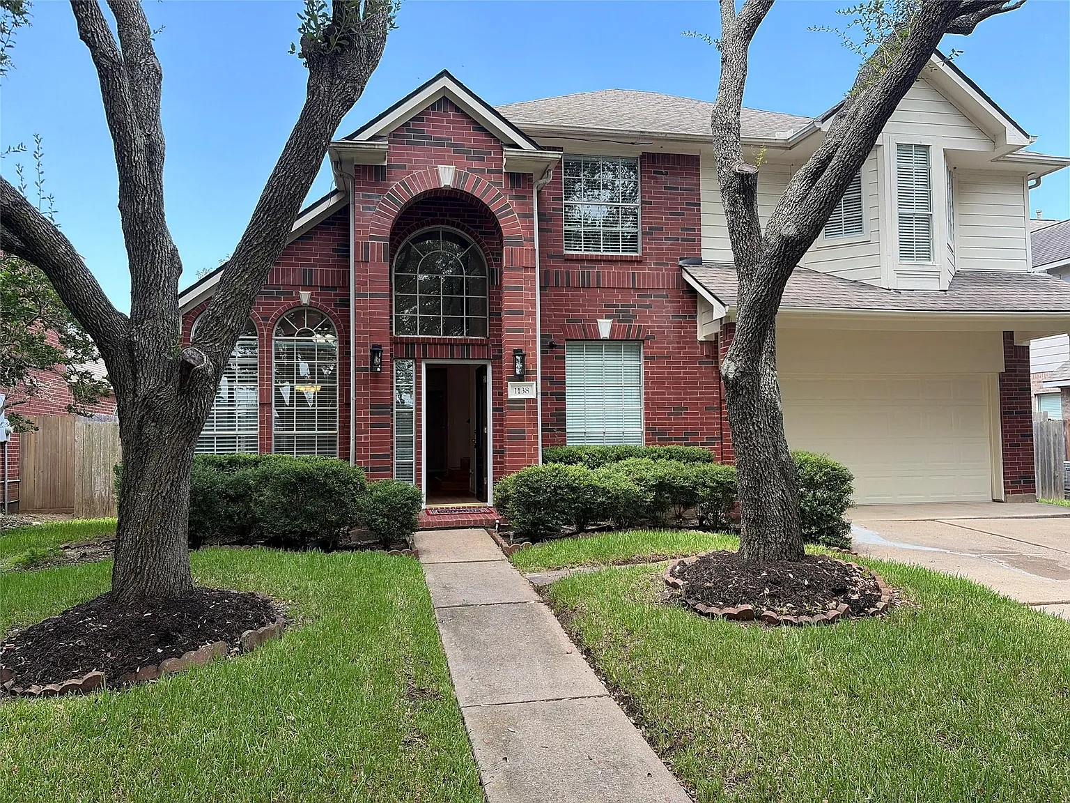 5 bed, 3.5 bath, 3010 sqft, $2,900 — Photo 2