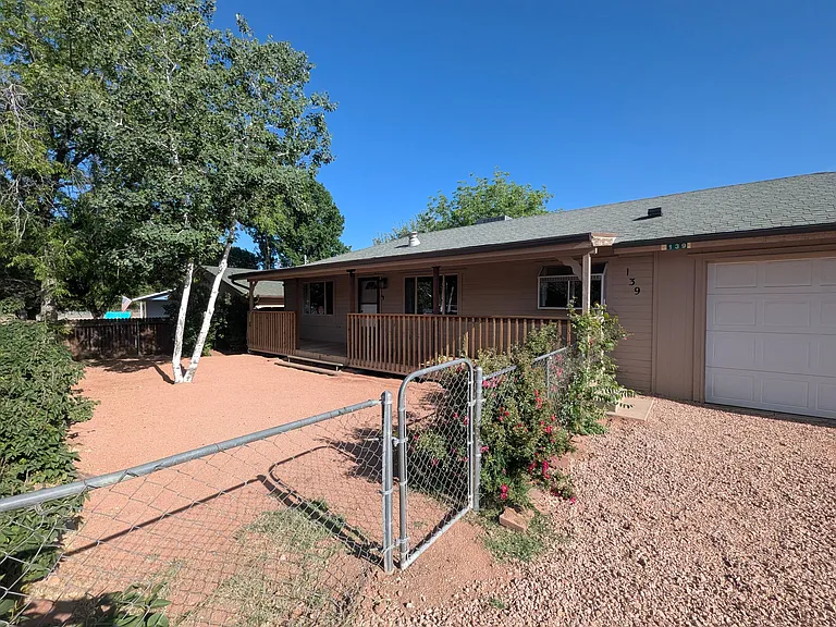 139 E Springdale Dr — Photo 2