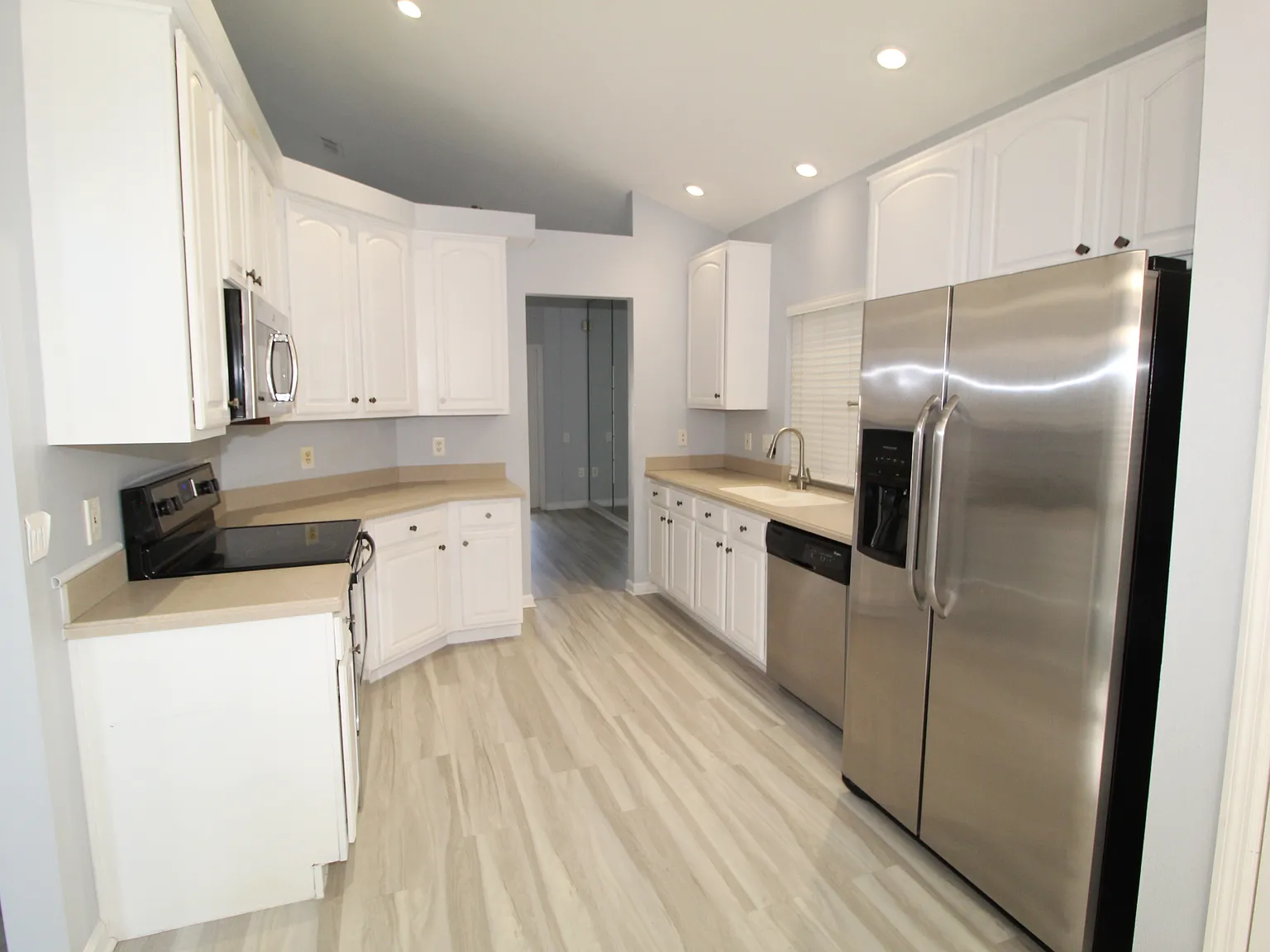 3 bed, 2.5 bath, 1915 sqft, $3,400 — Photo 2