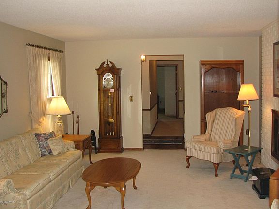 4th image of 605 Crestview Ln
