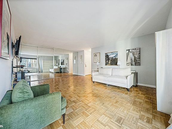 4th image of 118 E 60th St APT 32A