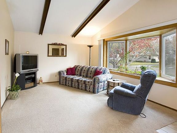 Light and bright freshly painted, vaulted living room!