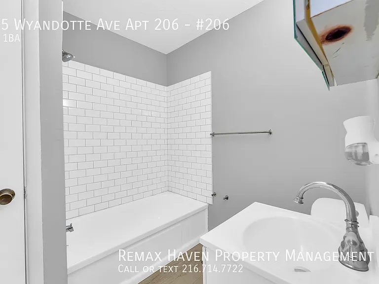 1415 Wyandotte Ave #206 — Photo 17