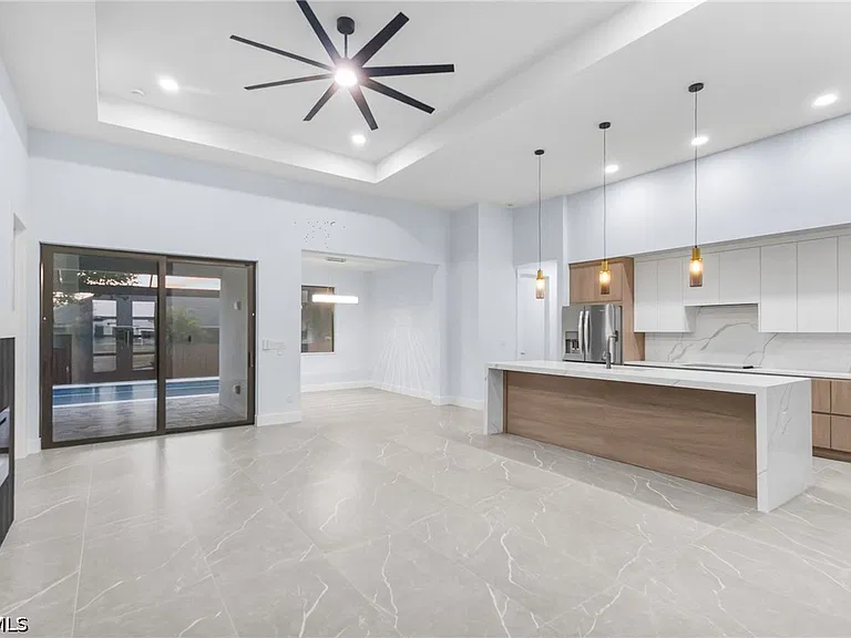 142 SW 33rd Pl — Photo 3
