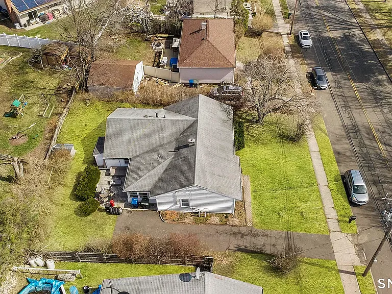 472 Anton St — Photo 2