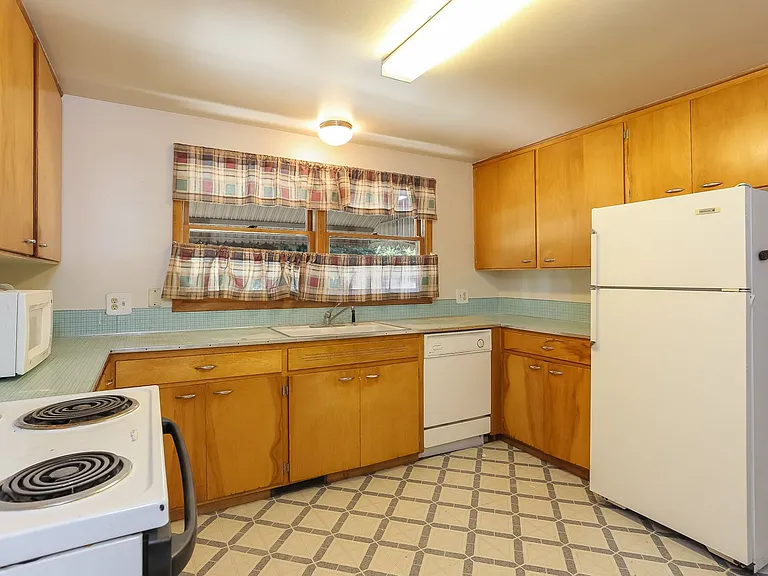 2408 Lake Dr — Photo 27