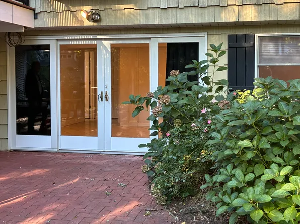 (undisclosed Address), Huntington, NY 11743