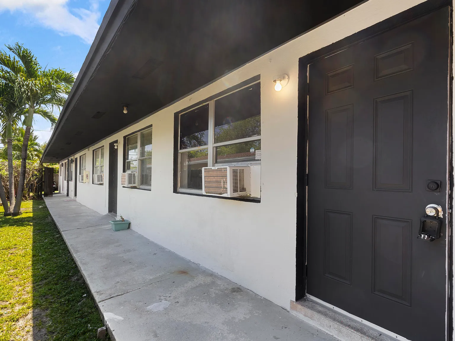 2 bed, 1.0 bath, 800 sqft, $1,700 — Photo 2