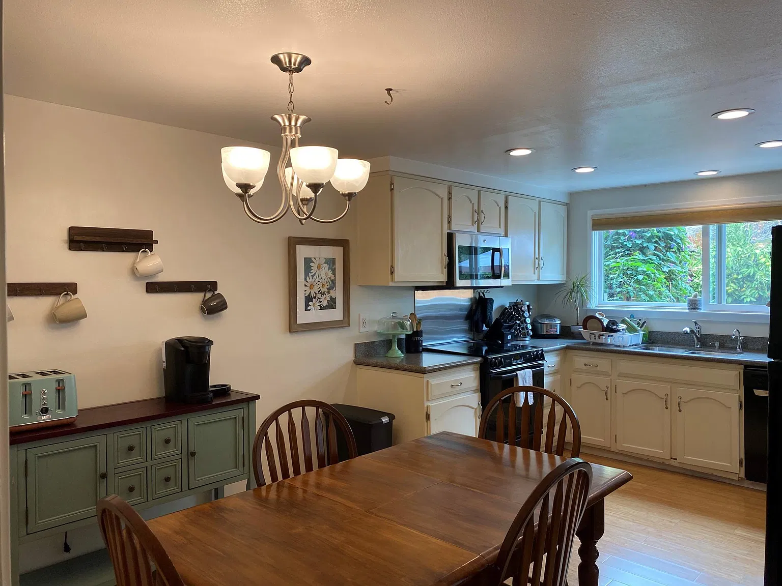 3 bed, 2.5 bath, 1491 sqft, $4,000 — Photo 2