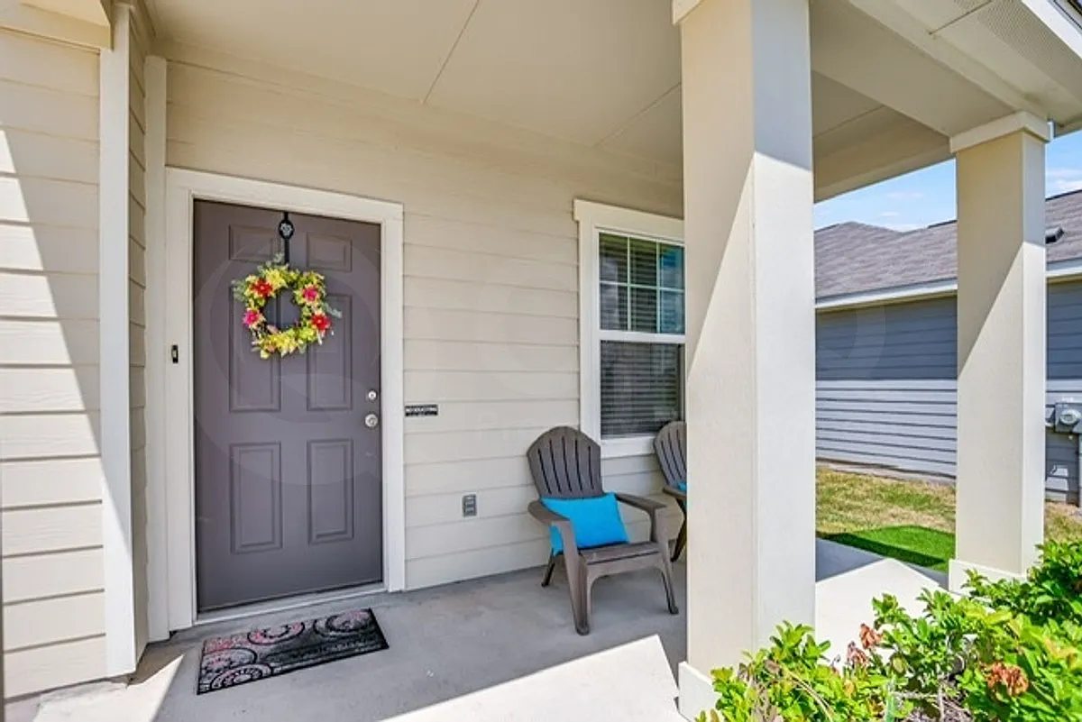 4 bed, 2.5 bath, 2338 sqft, $2,250 — Photo 3