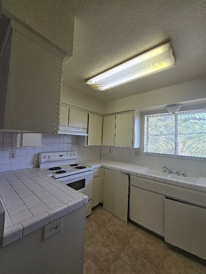 1414 W Clinton Ave — Photo 2
