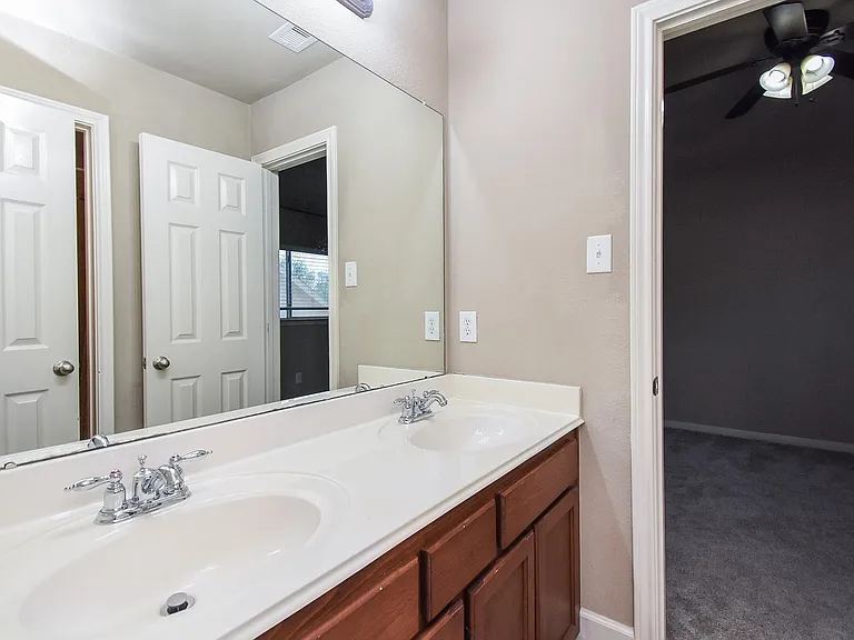 16915 Locust Springs Dr — Photo 29