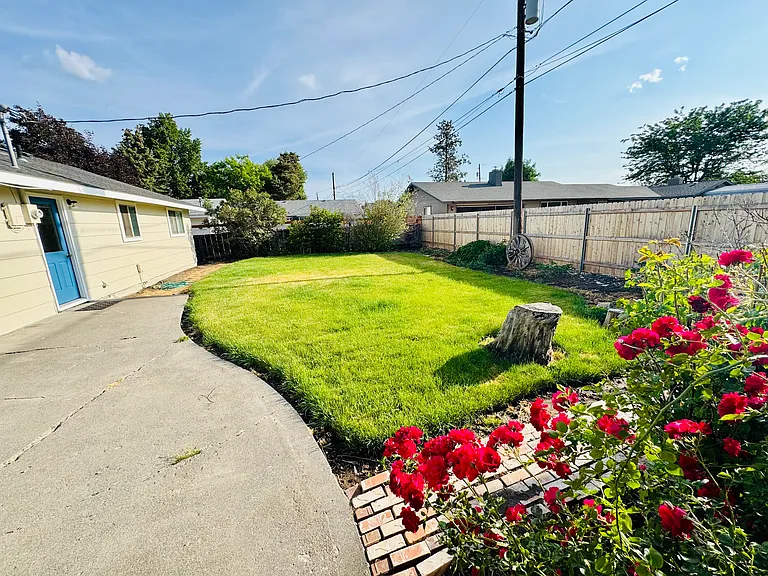 340 SW Deer St — Photo 8